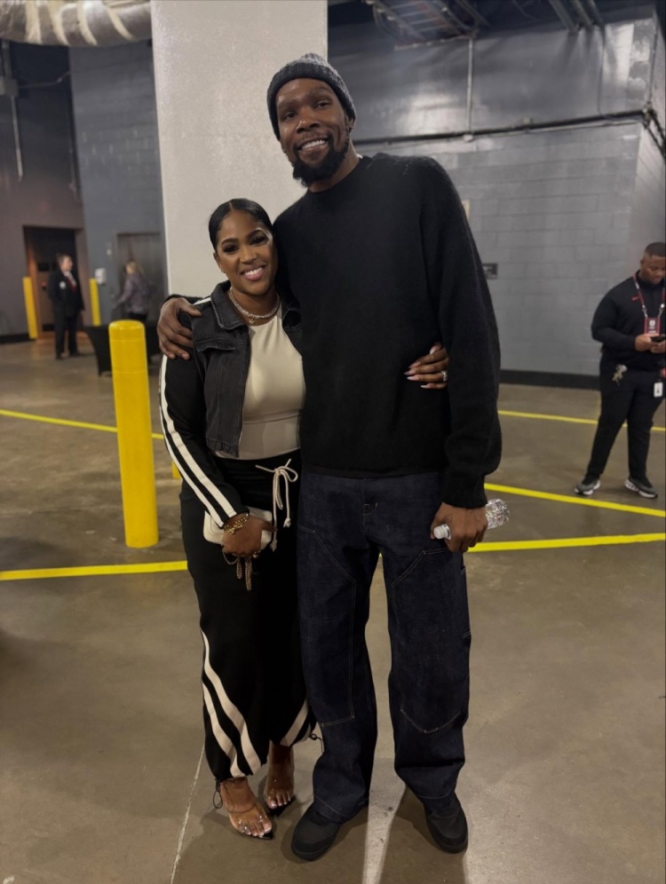 皇冠体育-帕金斯晒照：好久没见到杜兰特了 但我的妻儿去看了场他的比赛