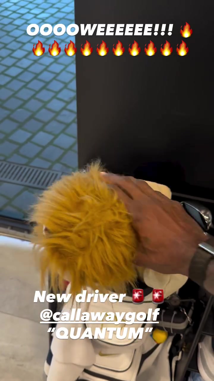 皇冠体育官方网站-詹姆斯晒收到全新碳纤维高尔夫球棒:等不及在球场上用它了!